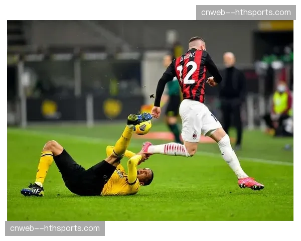 特写镜头:尼斯门将布尔卡神勇扑出点球后,激动捶打草坪怒吼 特写镜头:尼斯门将布尔卡神勇扑出点球后,激动捶打草坪怒吼